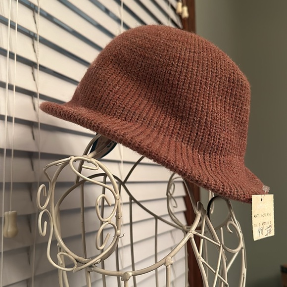 Two vintage Arlin fashion hats by Arlington. main image 5